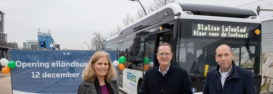 Eilandbusstation op Stationsplein Lelystad officieel in gebruik genomen
